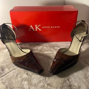 Anne Klein "Shane" Brown Suede And Patent Leather Pump - Size 10